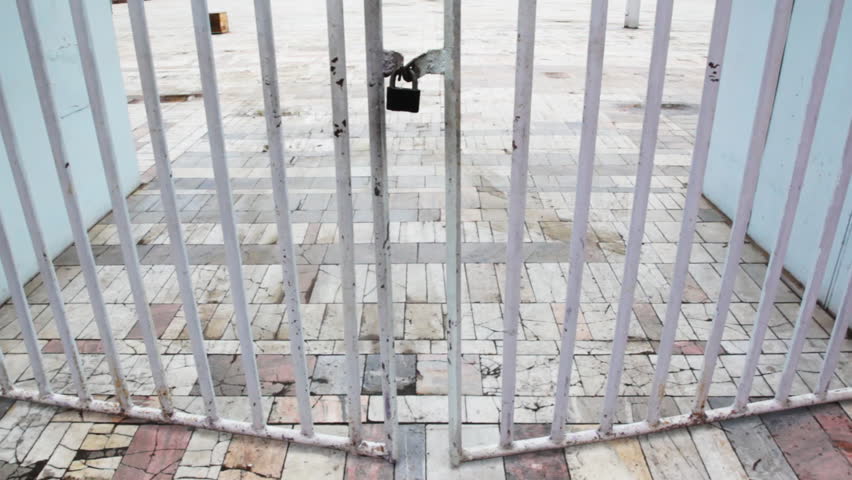 little boy squeeze through fence in a closed area and escapes