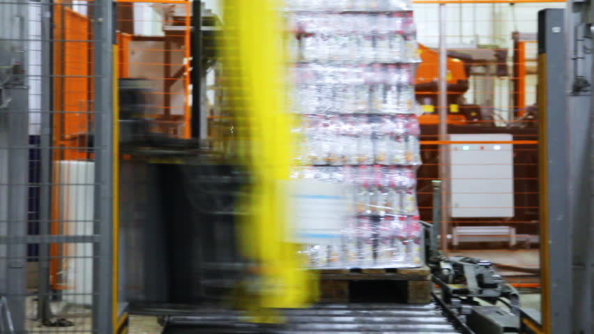 automatic wrapper wraps stretch film bottles of yogurt on pallet