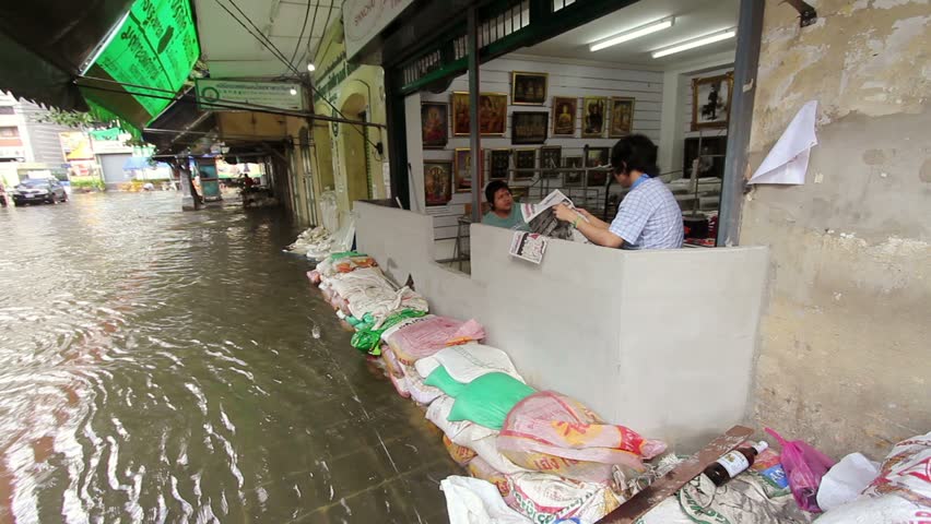 BANGKOK - 30 OCTOBER 2011: Street under flood near Chao Phraya River