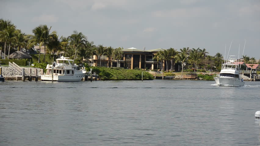FORT LAUDERDALE - JANUARY 28: Boaters enjoy beautiful winter weather in Florida along the waterways of Fort Lauderdale on January 28, 2012