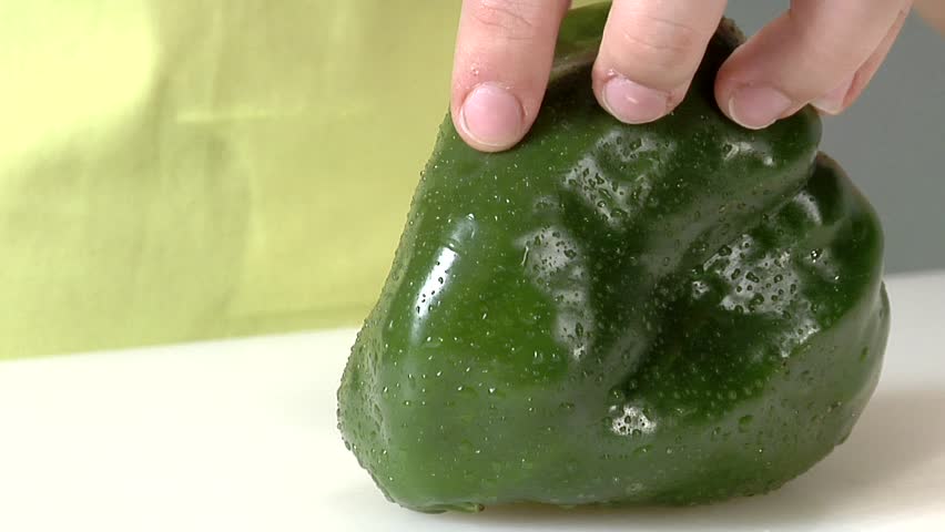 Cutting a green pepper into rings