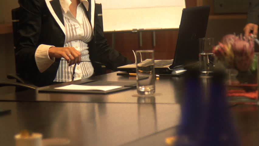 MEDIUM SHOT PAN OF A BUSINESSMAN GIVING A PRESENTATION
