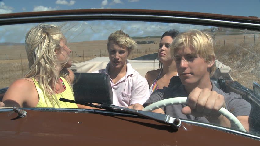 MEDIUM SHOT OF FRIENDS IN A CAR