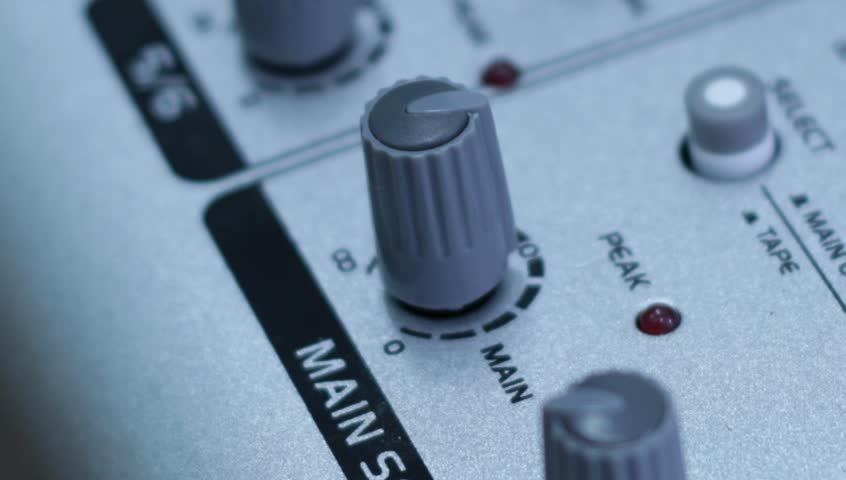 Dj bringing the volume all the way up and down