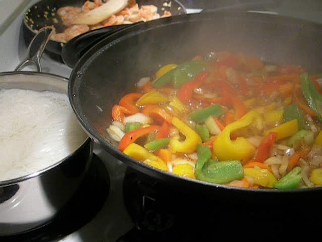 Cooking shrimp, noodles and vegeatable in a wok