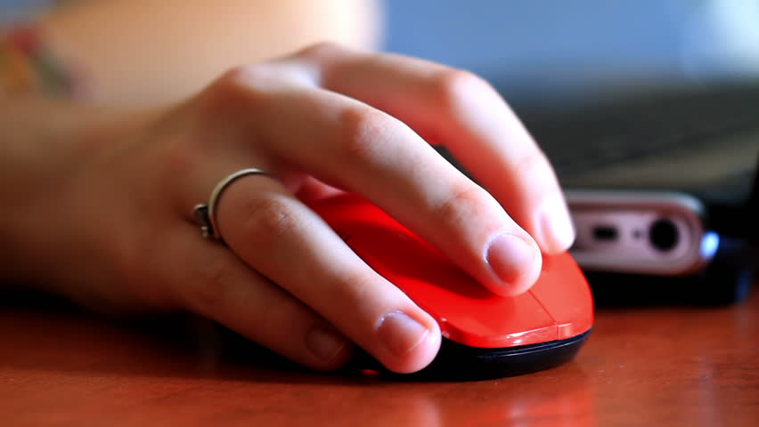 hand of the girl and a computer mouse.


