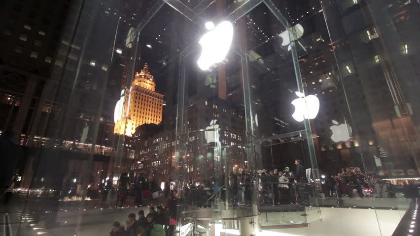 NEW YORK, NY - DECEMBER 23: People entering Apple Store on Christmas weekend on December 23, 2012 in New York, New York.