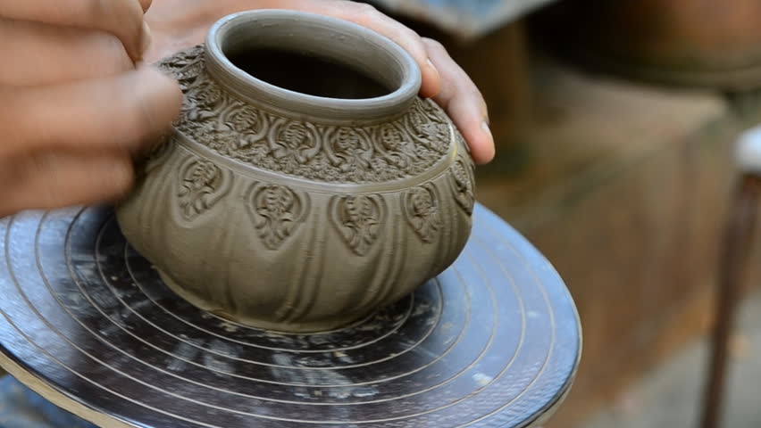 potter a decorative pattern on pot