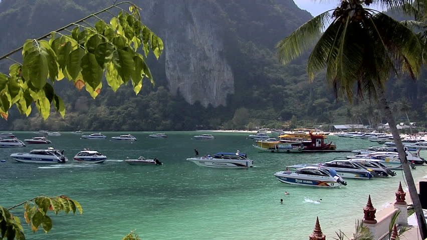 PHI PHI ISLAND, THAILAND - CIRCA FEBRUARY 2009: Ao Loh Da Lam Beach