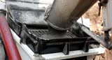 concrete mixer poor the concrete to the pumper