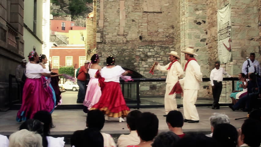 GUANAJUATO, MEXICO - CIRCA SEPTEMBER 2012: Show of folkloric dancers for all the audience in the main square