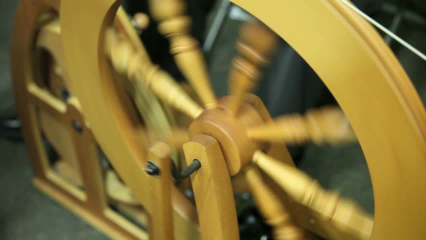 Hand spinning wool to yarn