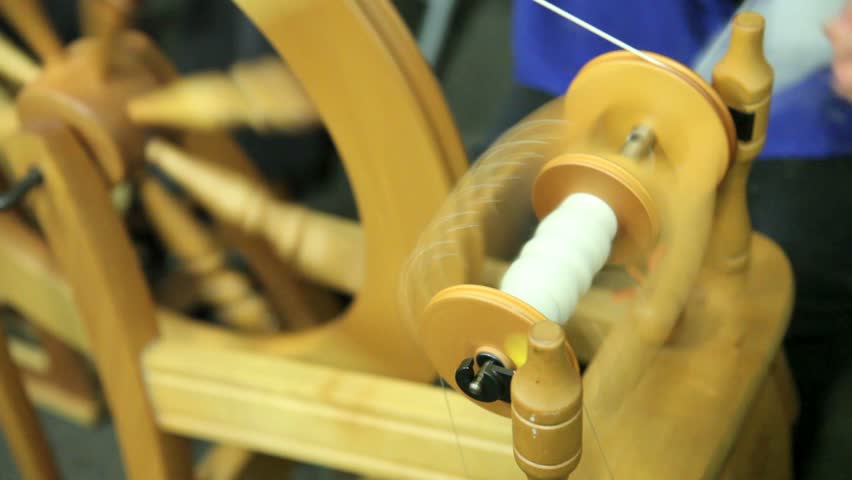 Hand spinning wool to yarn