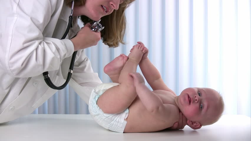 Female doctor listens to a babyÃÂ¢??s lungs using a stethoscope