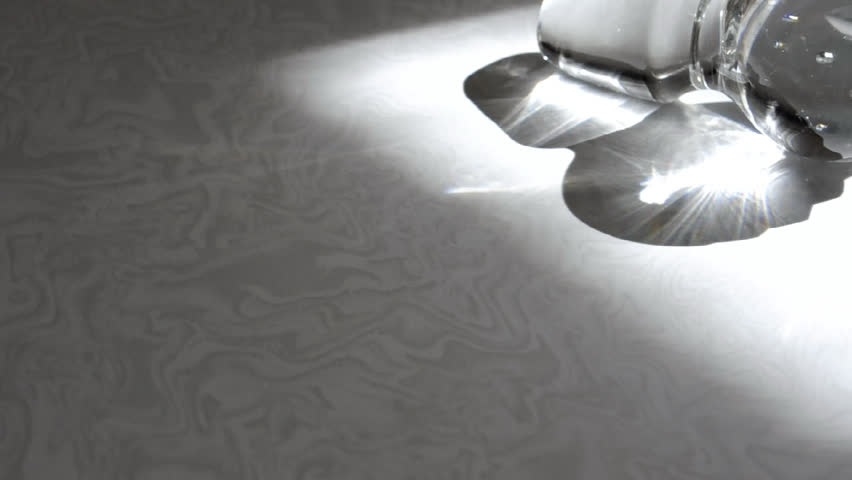 Vacillating crystal plug casting light beams