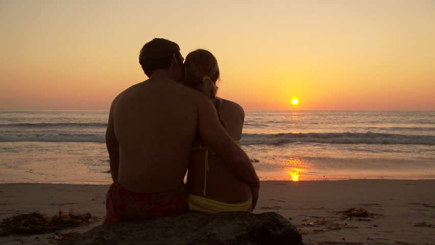 beautiful girls kissing on beach №200655 beautiful girls kissing on beach № 200654