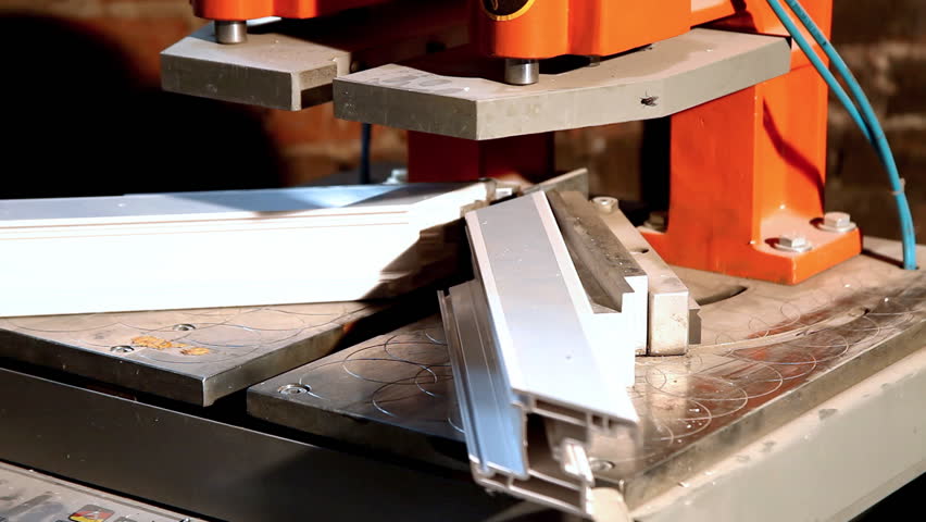 Welding plastic corners of window frame