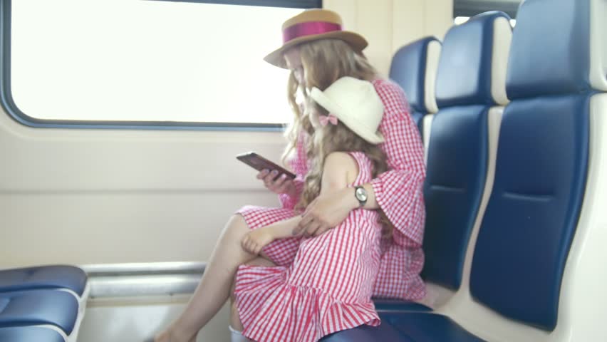 12 поезда мама. Мама и дочка в электричке. Дочка уезжает на поезде. Банана мама в электричке. Мамки в поезде.