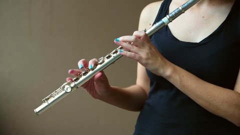Флейта играет видео