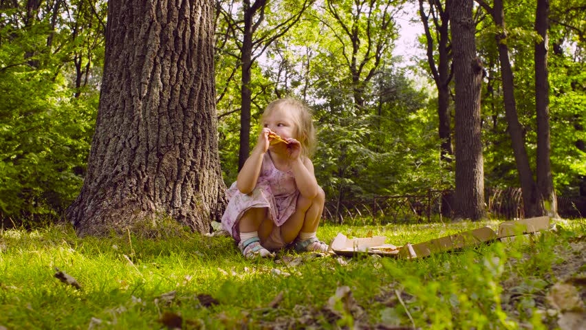 Маленькая девочка в парке. Девочка пописала в парке. Маленькая девочка пописила в парке. Девочка пописала в лесу. Пописать кустик