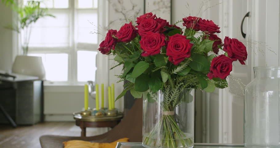 4k00 31medium Shot Of A Vase Of Large Red Roses In A Modern White