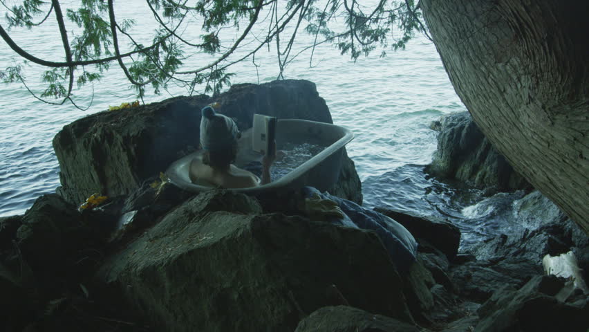 4k00 09man In Outdoor Bathtub Heated By Fire