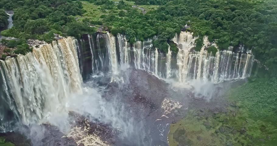 Водопад Каландула в Анголе