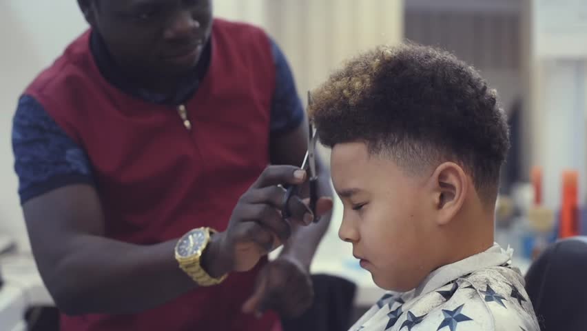 Boy In The African Barbershop Stock Videoer 100 Royaltyfri