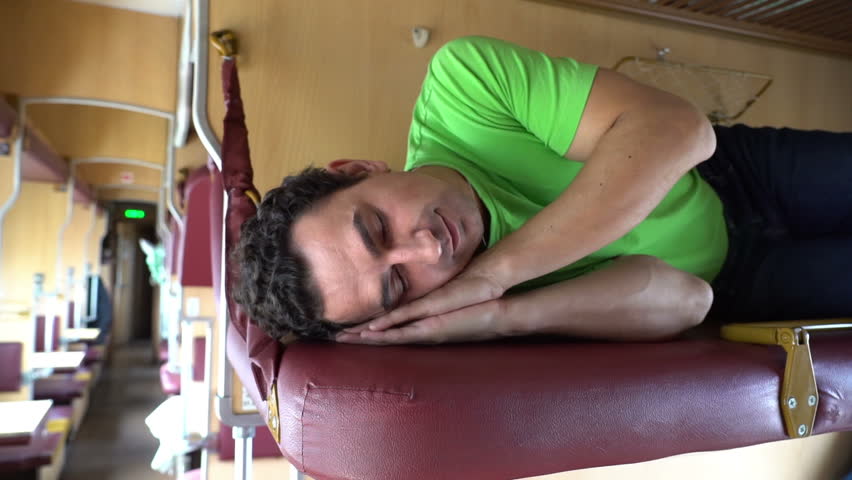 Поезд устал. Спящий человек в электричке. Человек уснул в поезде. Мужчина в поезде. Спящие в электричке.