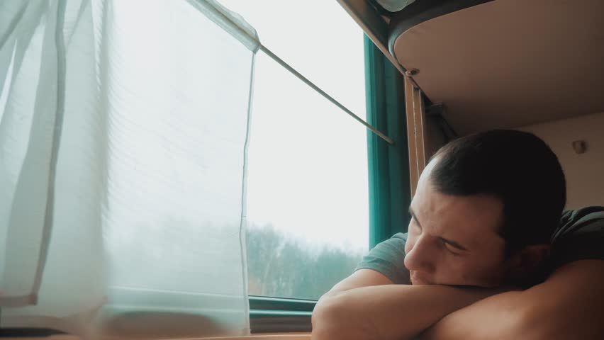 Поезд устал. Усталый поезд. Поезд видео для сна. Ищу видеоклип сон парня в поезде.