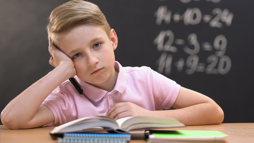 ученик. усталый школьник в школе. Bored education. дети учатся. замученный ученик и учитель.