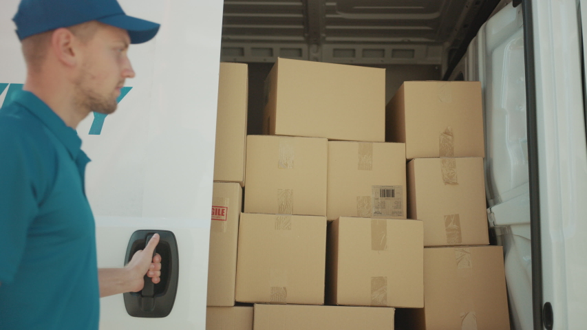 Courier Closes Side Door Of Videos De Stock 100 Libres De Droit