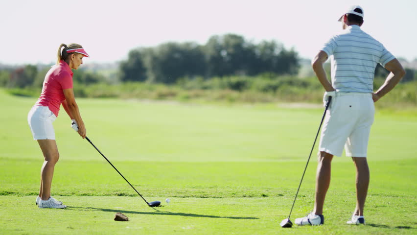Pro Golfer On A World Class Golf Course Videos de metraje en stock