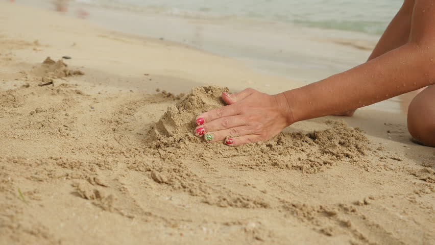 We were playing in the sand текст. День игры на песке 11 августа. День игры на песке 11 августа картинки. Наступишь на песок и ты.