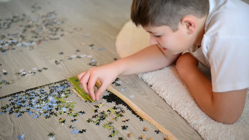 Дети собирают пазлы дерево. Дети играют в пазлы. Женщина собирает пазл. Дети играют в пазлы. Семья собирает пазлы.