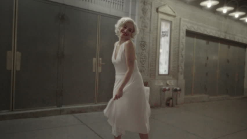 Marilyn Monroe Girl Reenactment Of Stockvideos Filmmaterial