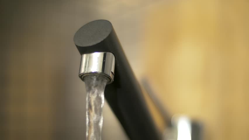 4k00 32hand Close A Running Water Tap Faucet In The Kitchen