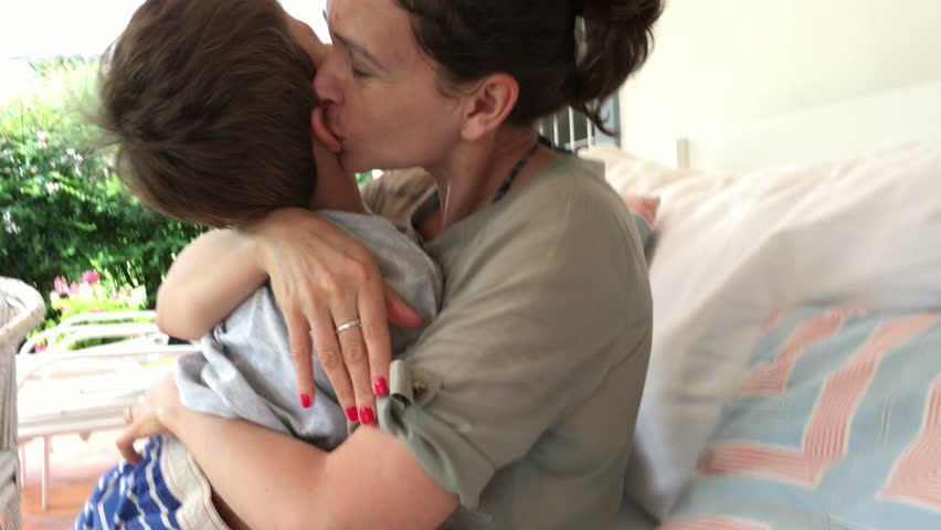 Мать и сын 18 видео. Мом son Kiss. Поцелуй матери и сына. Французский поцелуй мамы и сына. Половые отношения матери и сына.