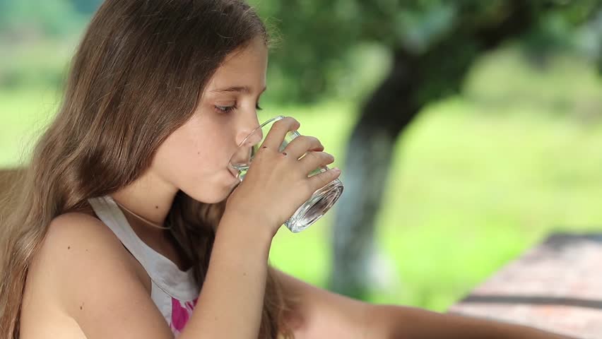 Девушка с коноплей. Клип девушка пьет. Таинственная девушка которая пьет мартини фильм. Хот дринк чикс. Девушка с алкоголем.