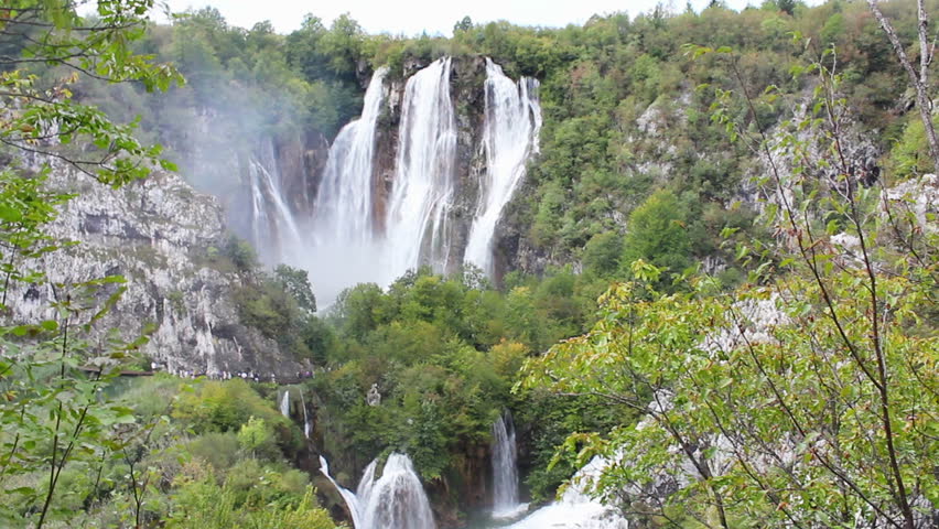 large-waterfall-at-plitvice-lakes-national-park-croatia-image-free
