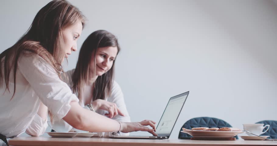 Resultado de imagen para laptop women working
