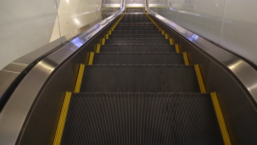 Эскалатор метрополитена поднимает неподвижно. Ступени эскалатора. Полотно эскалатора. Ступени эскалатора метро. Столбики у эскалаторов.