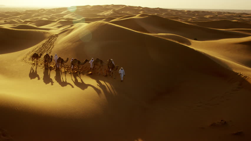 Караван движется. Караван в пустыне вид сверху. Кэмел в пустыне. Фон песочный Верблюды Арабия. Аравийская пустыня танцы.