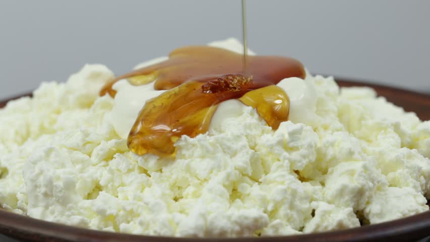 едят ли творог с медом. каймак с медом. творог с медом. творог с медом и орехами. творог с медом очень вкусно.