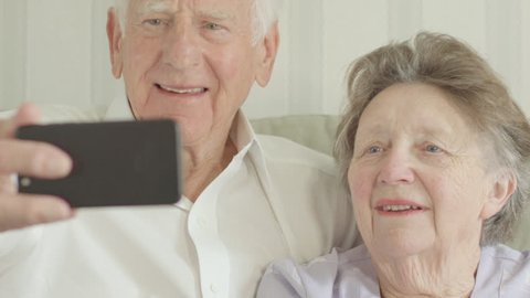 Téléchargement gratuit Images Happy Senior Caucasian Couple Taking Stockvideos Filmmaterial dernière salutations