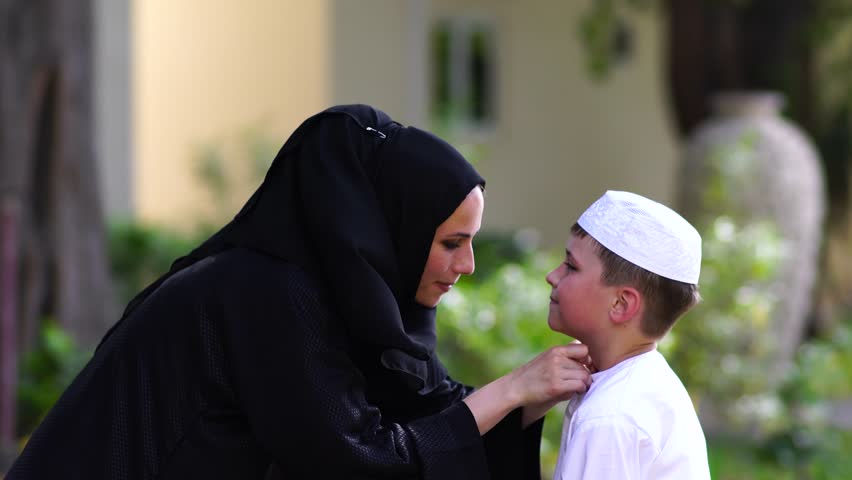 Arab mom son. мама на арабском. видео мальчик араб защищает маму. мусульманка качок. Mother and son islamic.
