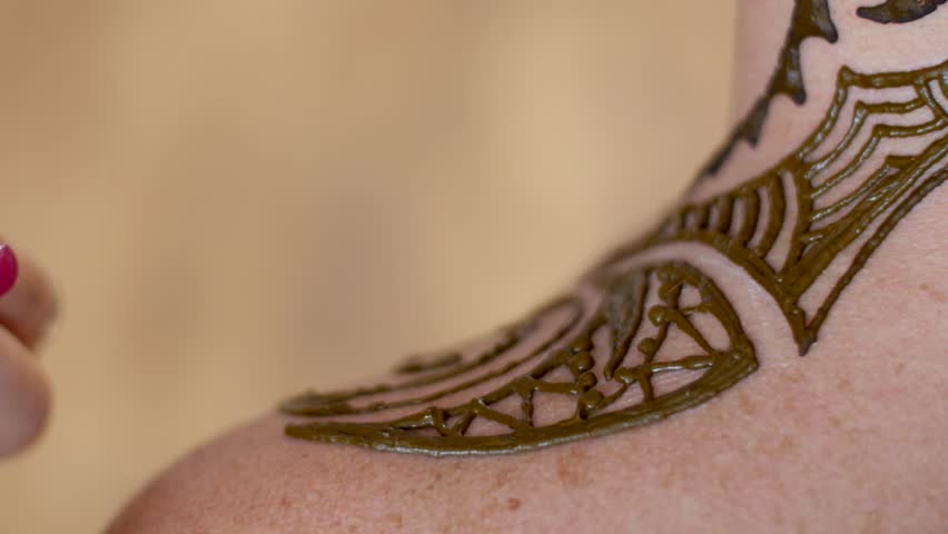 a close up of the drawing ornament henna tattoo on the scalp a close up of the drawing ornament henna tattoo on the scalp