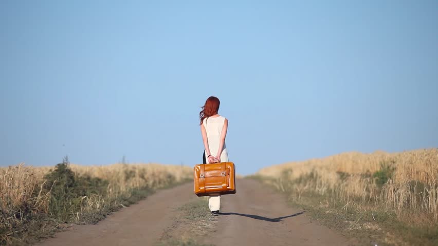 Катя переезжают. Женщина уходит с чемоданом. Девушка с чемоданом уходит по дороге. Девушка уходящая в закат с чемоданом по дороге. Рыжая женщина идет с чемоданом.