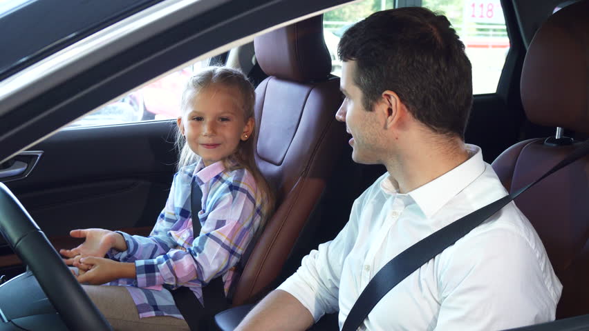 Ваня с папой ехали на машине. Машина для папы. Папа с ребенком в машине. Машина для сына. Девочка с папой в машине.