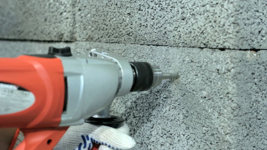drilling hole into concrete wall. 4673021 的库存视频